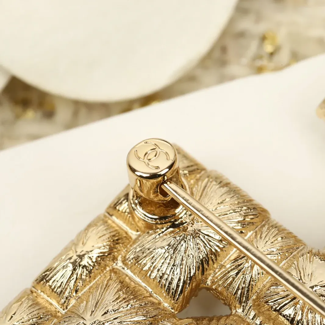 CC 24C full diamond perfume bottle brooch
