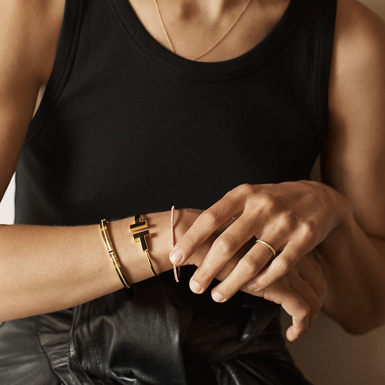 T Wide Black Onyx Wire Bracelet in 18k Gold