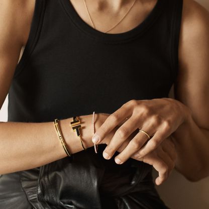 T Wide Black Onyx Wire Bracelet in 18k Gold