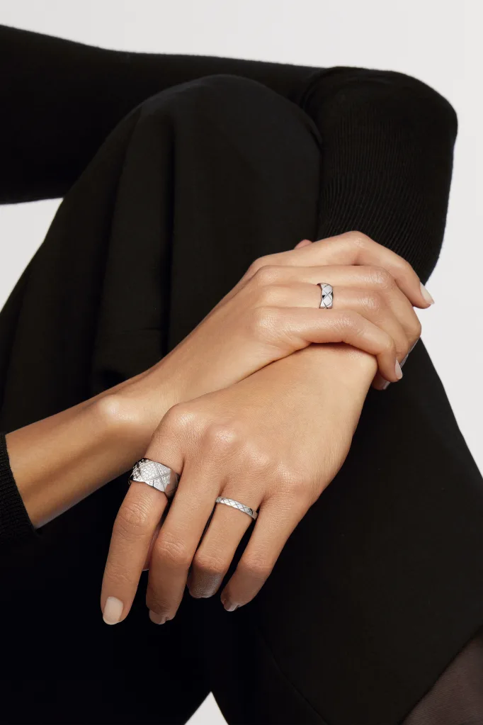 COCO CRUSH RING Quilted motif, small version, 18K white gold