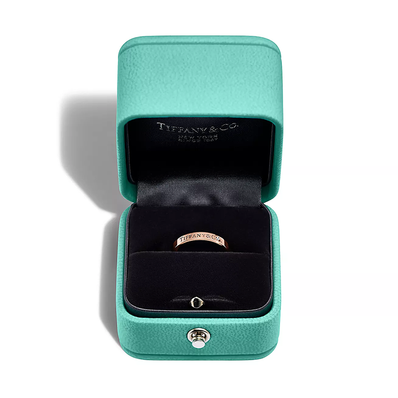 & Co.庐 Band Ring in Rose Gold with a Diamond