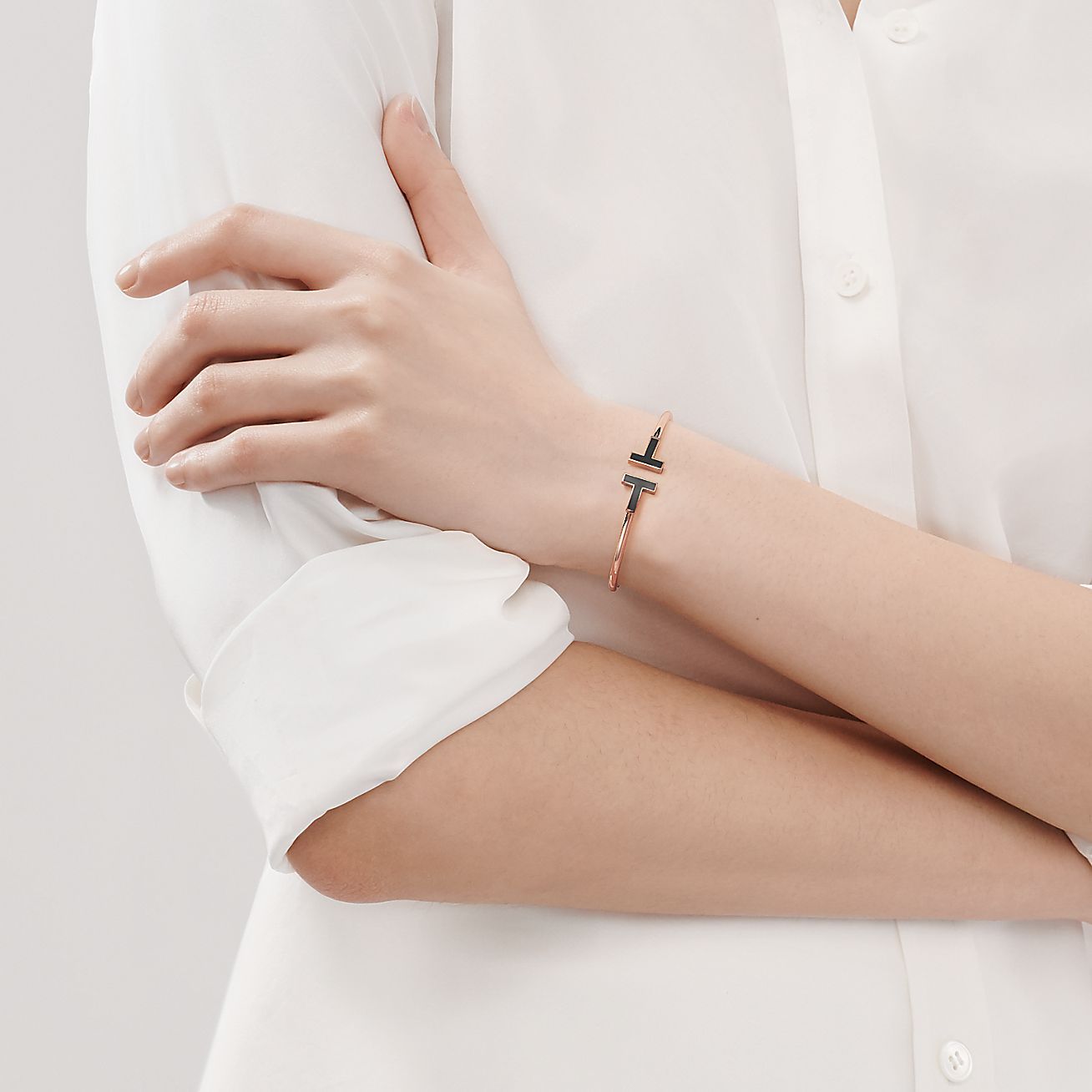 T Black Onyx Wire Bracelet in 18k Rose Gold