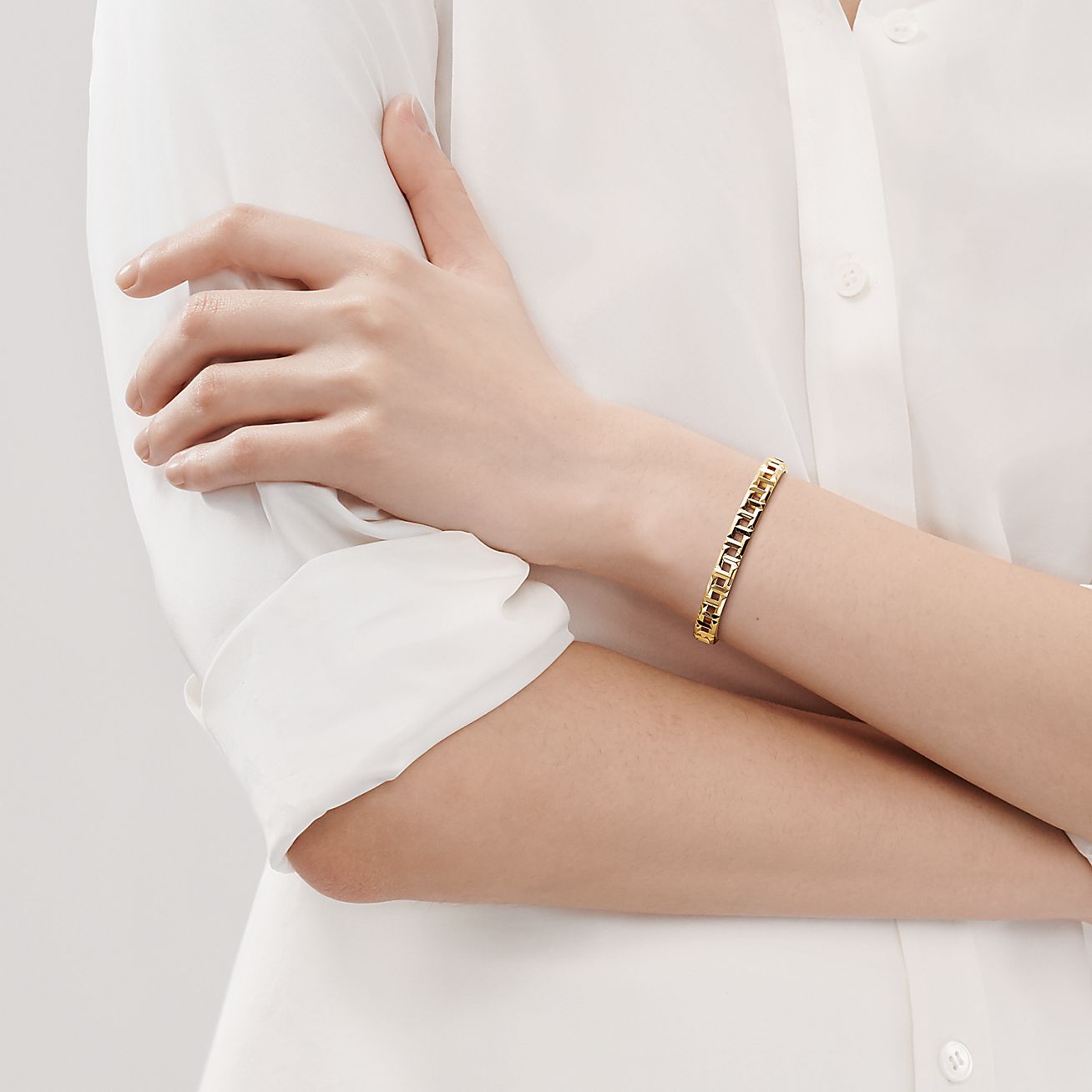 T True Narrow Hinged Bangle in 18k Gold