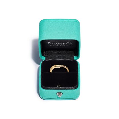 Lock Ring in Yellow Gold with Diamonds