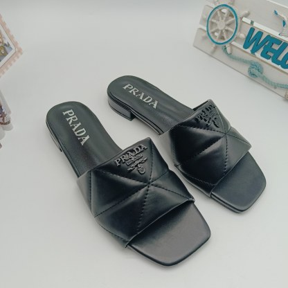 Triangle quilted sandals