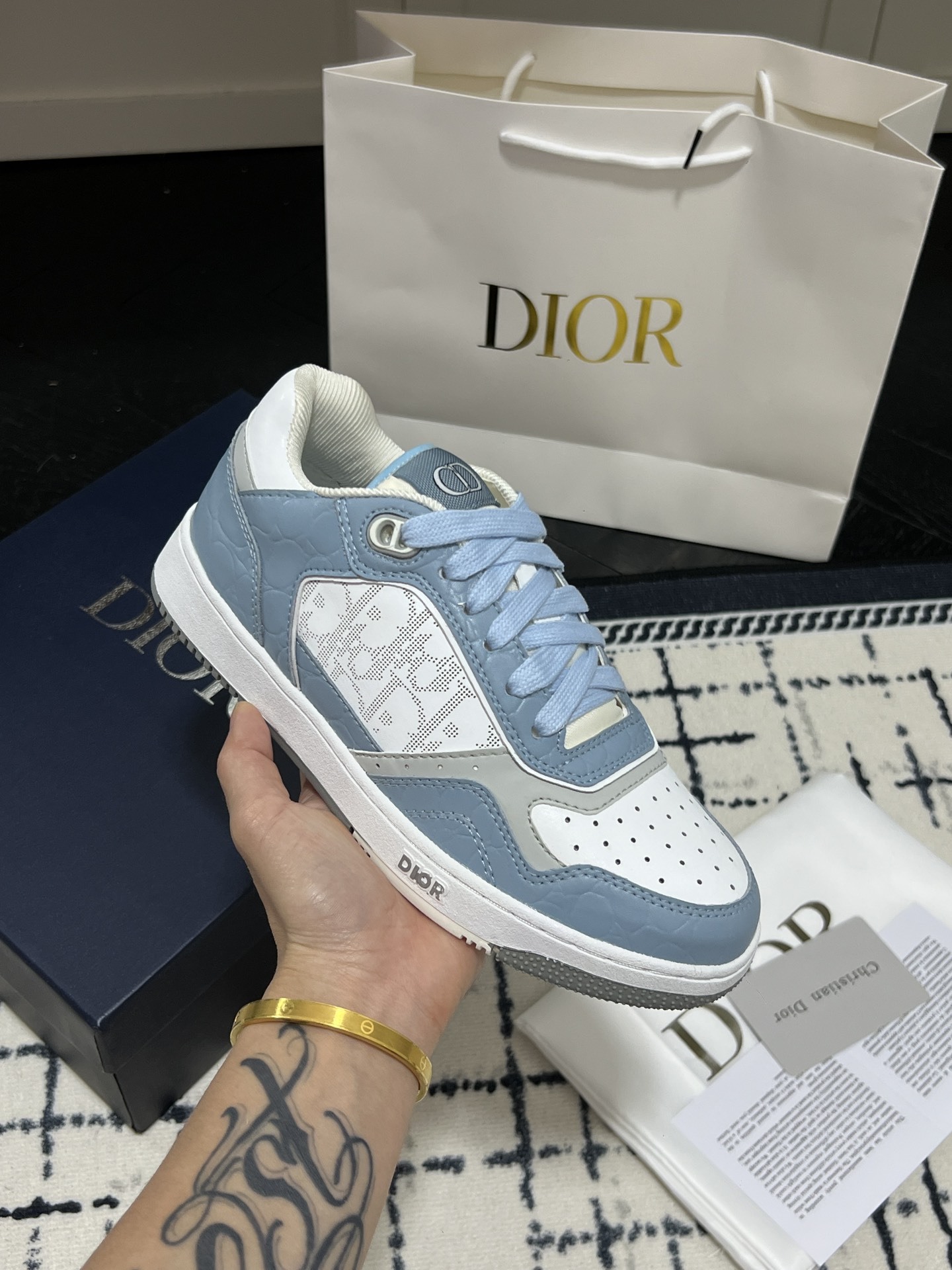 B27 Low-Top Sneaker