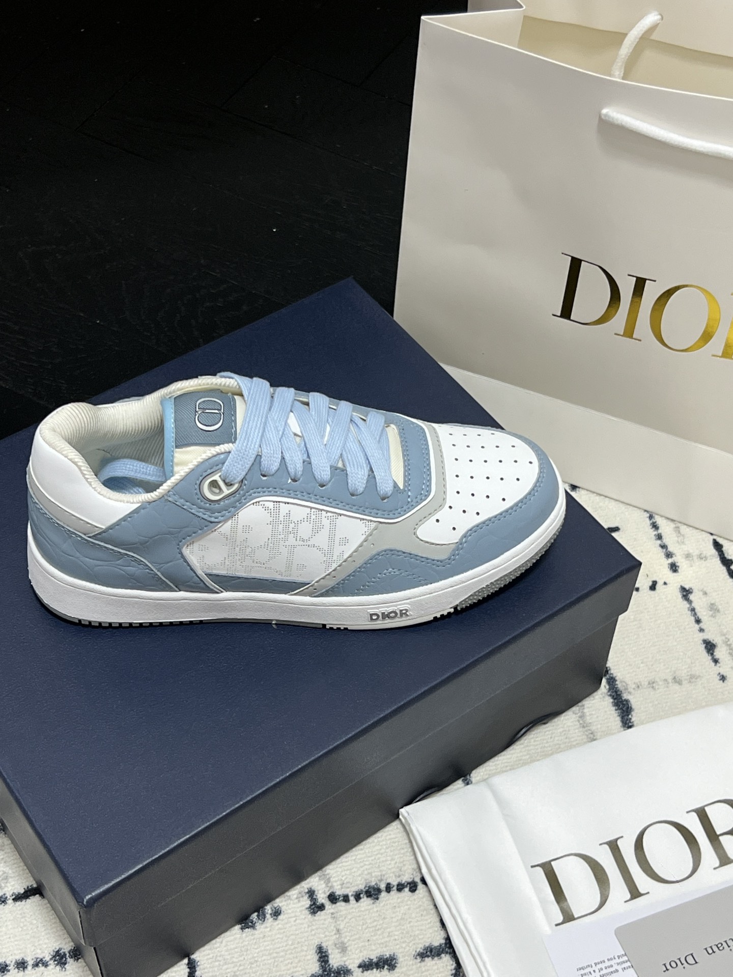 B27 Low-Top Sneaker