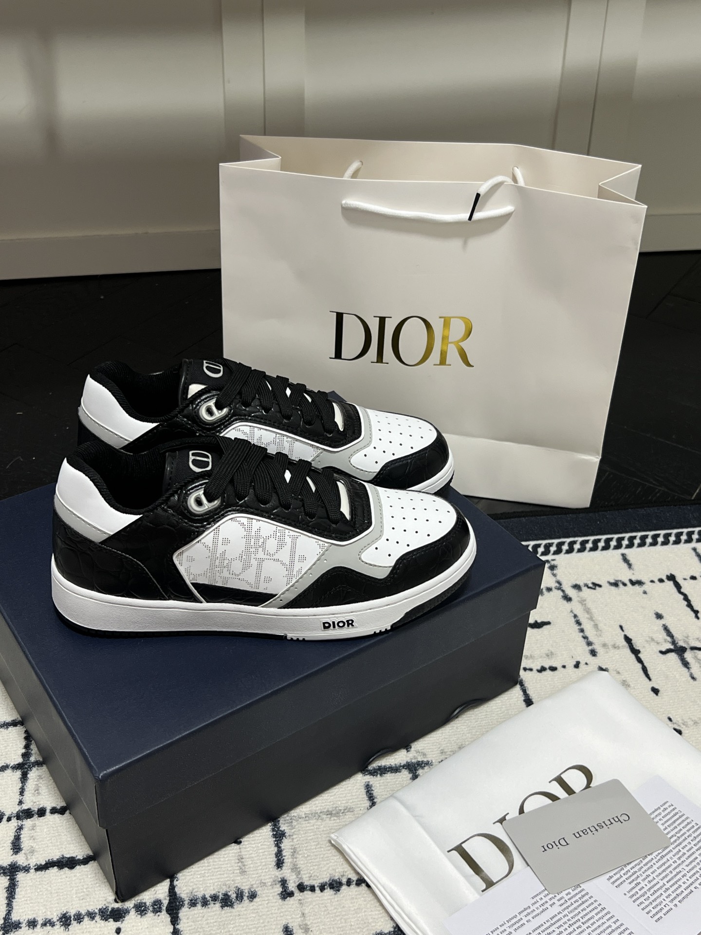 B27 Low-Top Sneaker