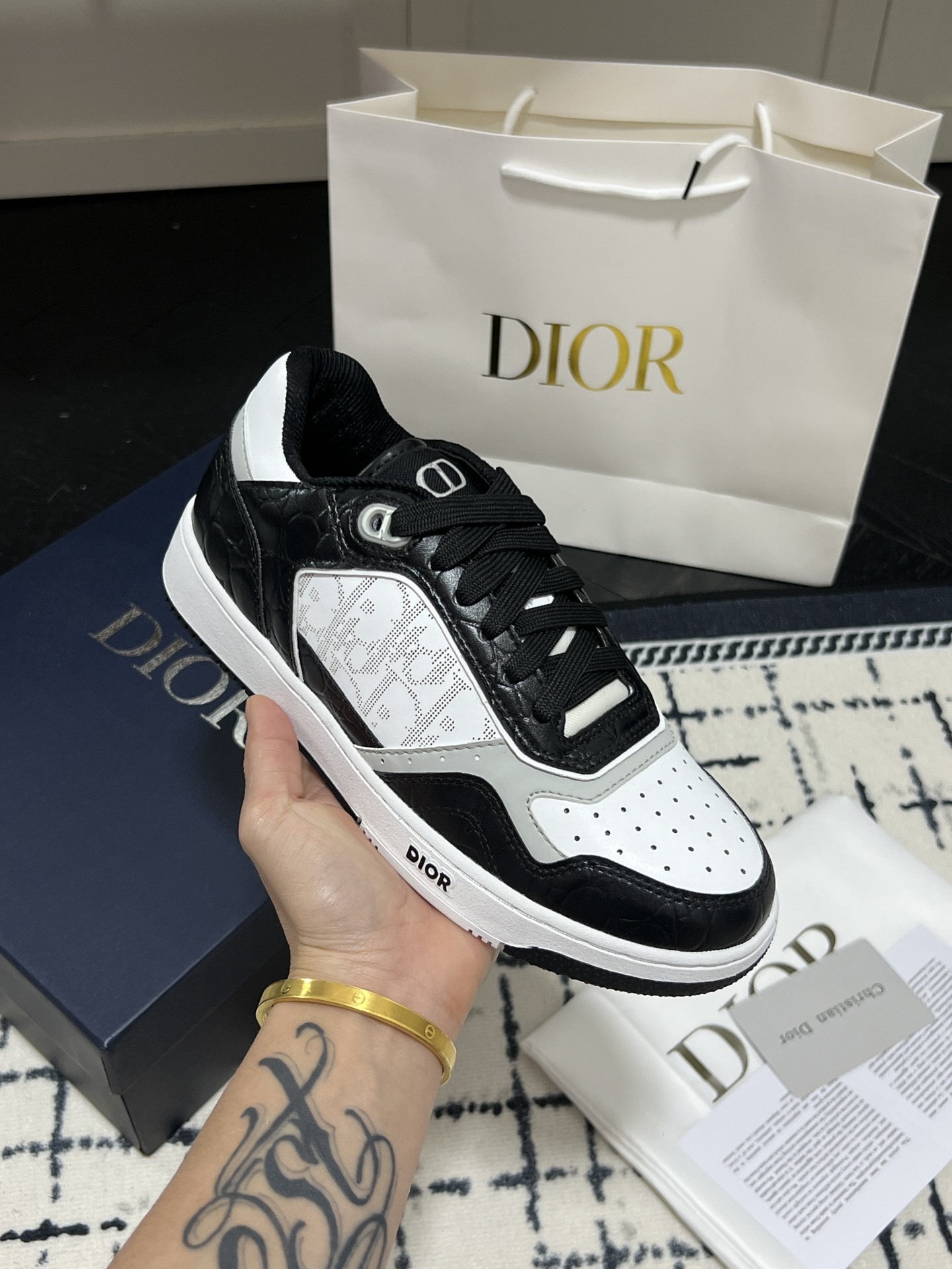 B27 Low-Top Sneaker