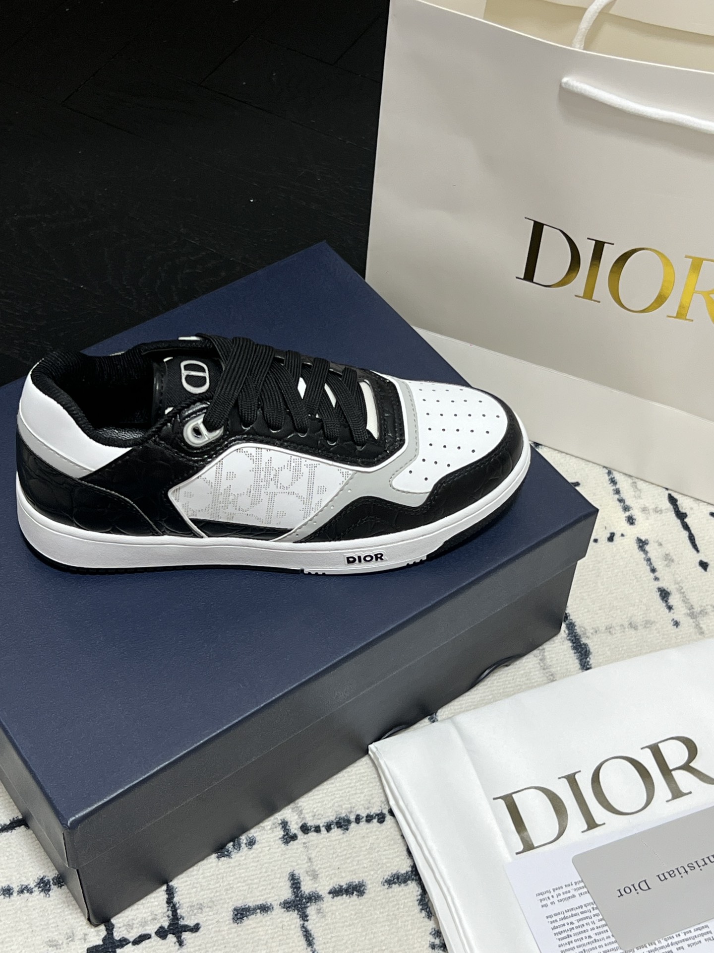 B27 Low-Top Sneaker