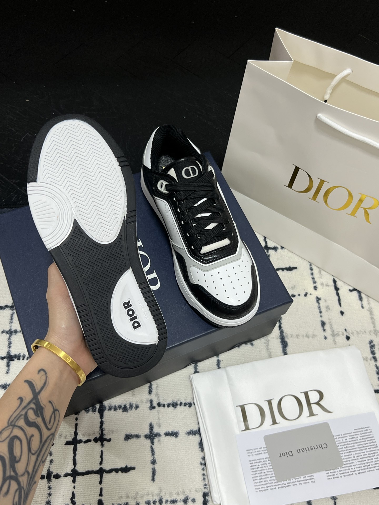 B27 Low-Top Sneaker