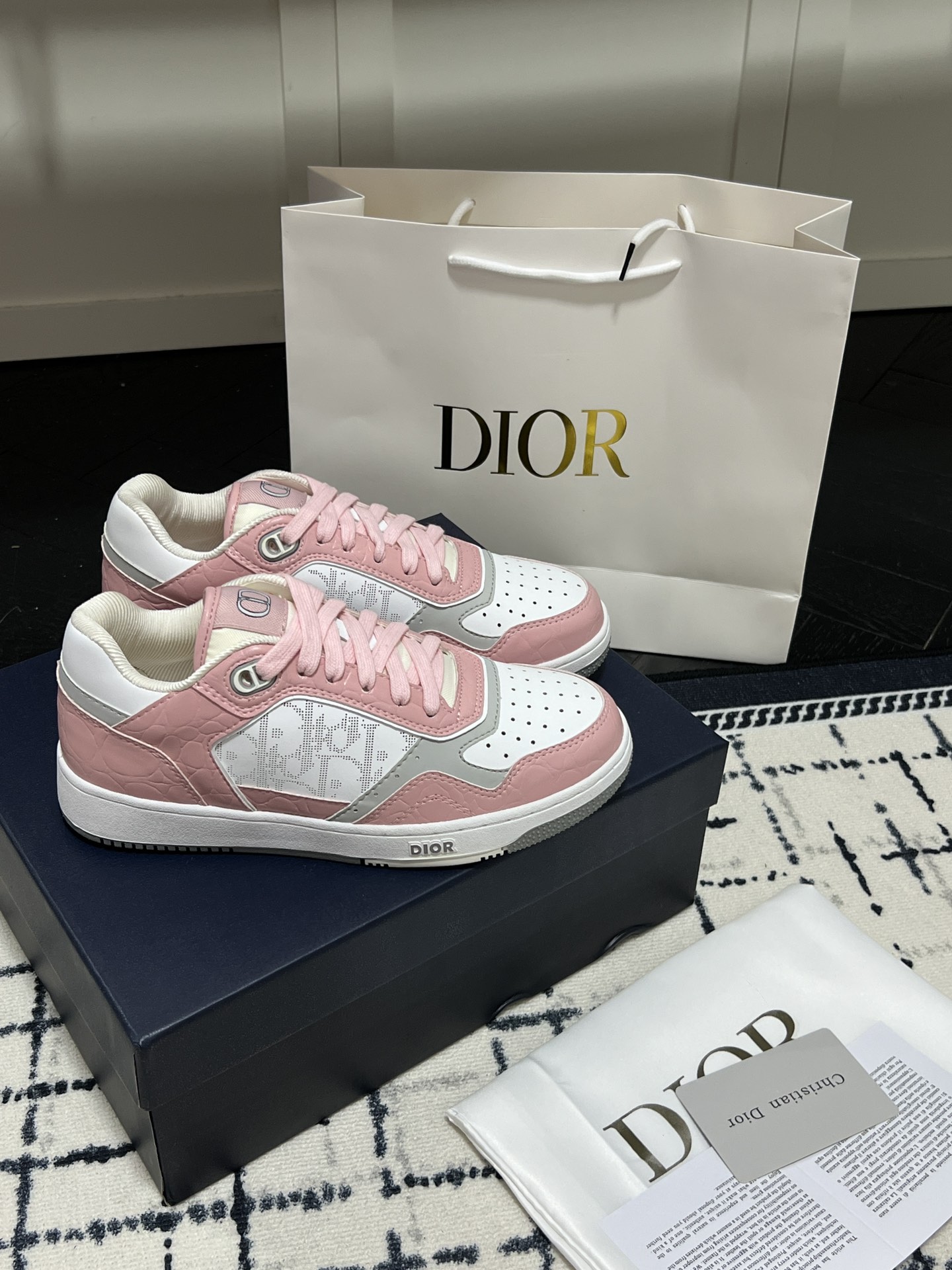 B27 Low-Top Sneaker
