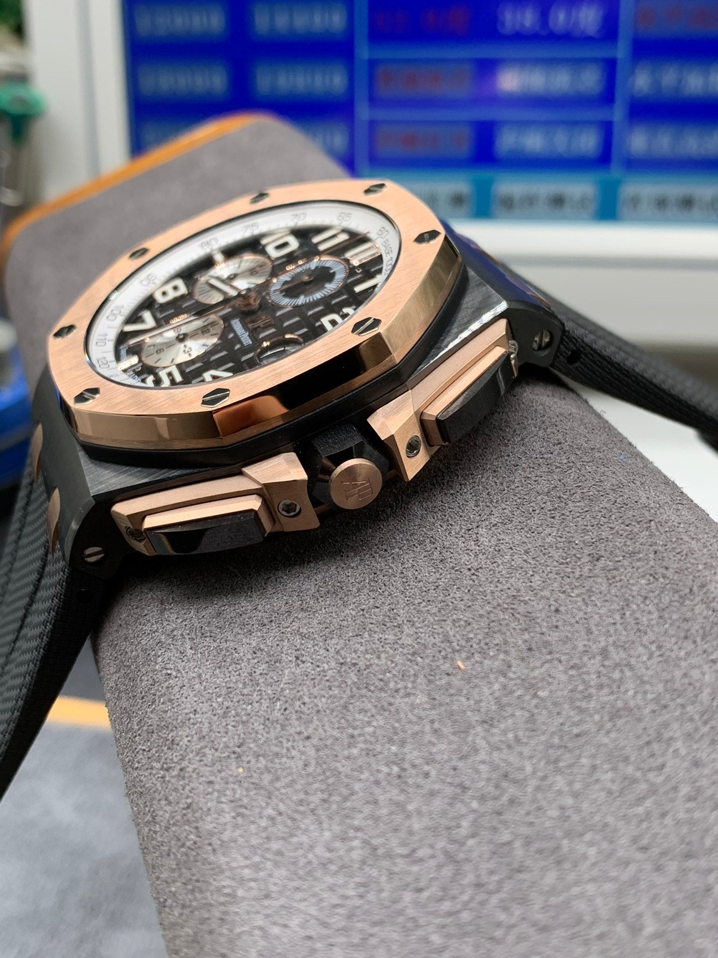 A4   Royal Oak---26405NR.OO.A002CA.01---42mm