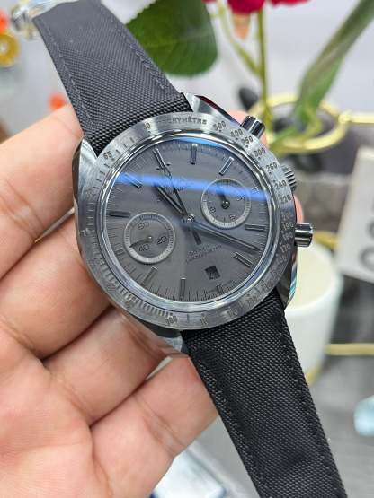 C14    Speedmaster Dark Side of the Moon---311.92.44.30.01.001---44mm