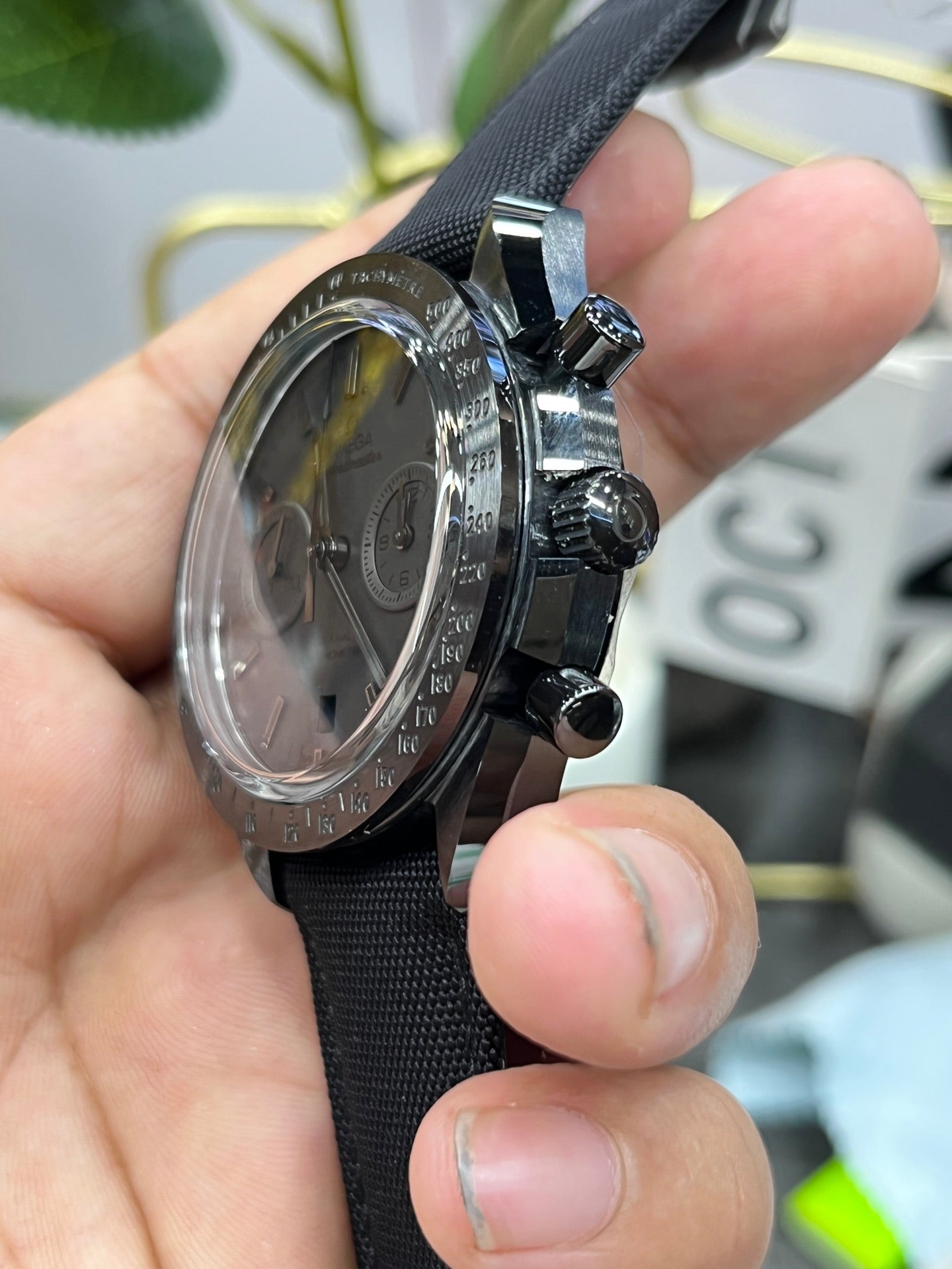 C14    Speedmaster Dark Side of the Moon---311.92.44.30.01.001---44mm