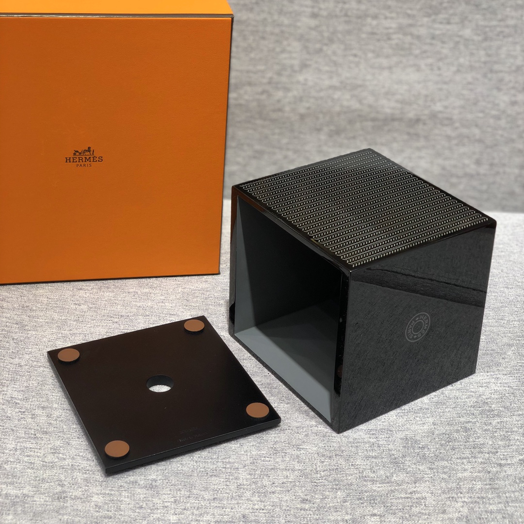 Hethtrmès hand-lacquered and carved wooden square tissue box