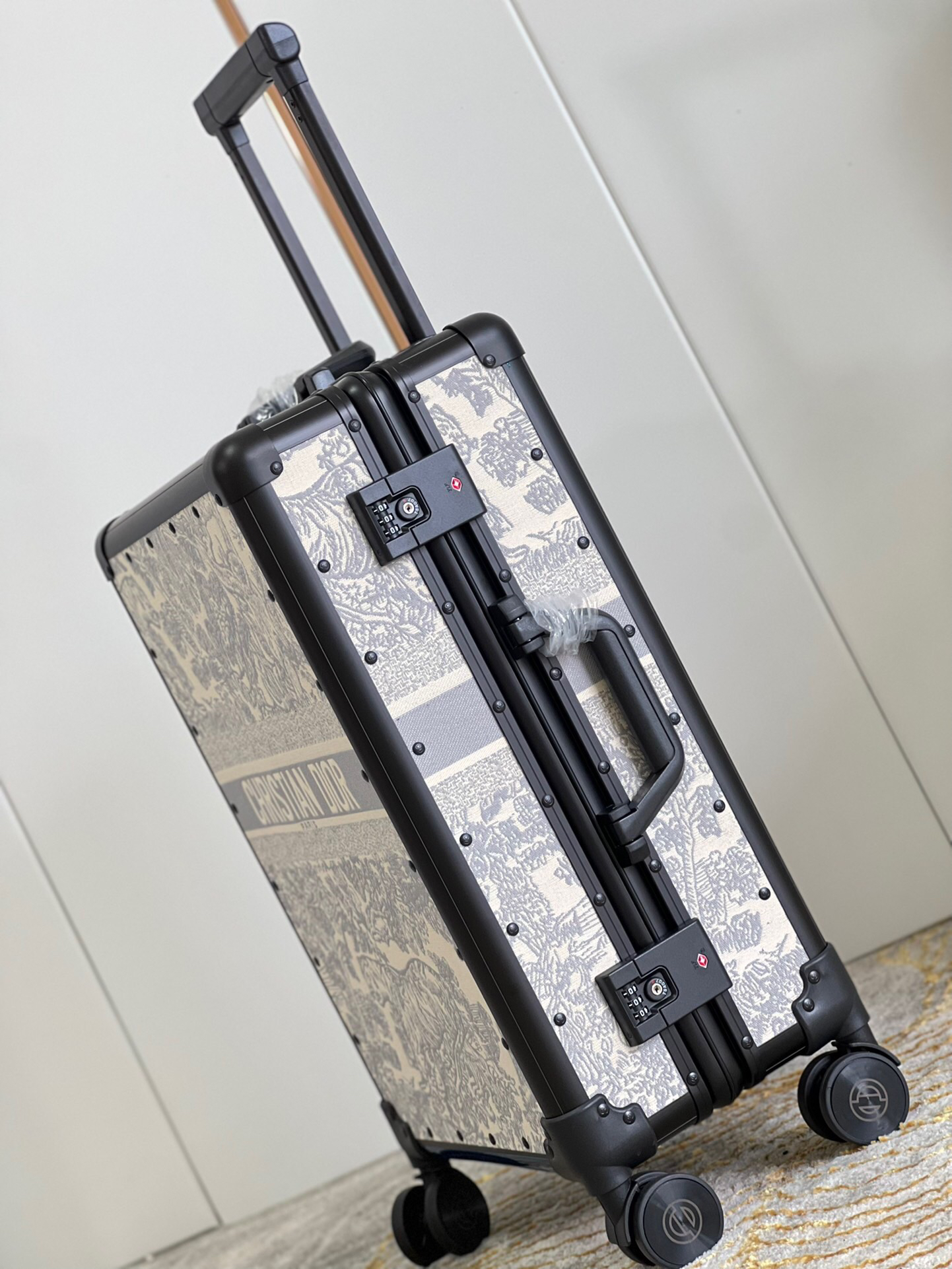 DR premium travel suitcases