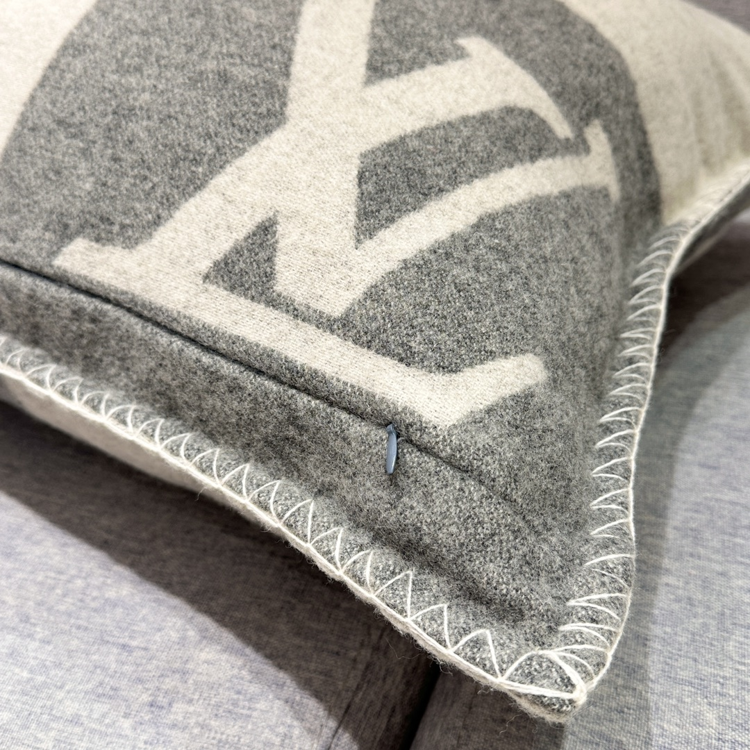 Lothtuis Vuthtitton CHECKMATE Cushion / Throw Pillow