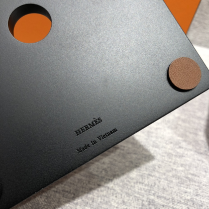 Hethtrmès hand-lacquered and carved wooden square tissue box