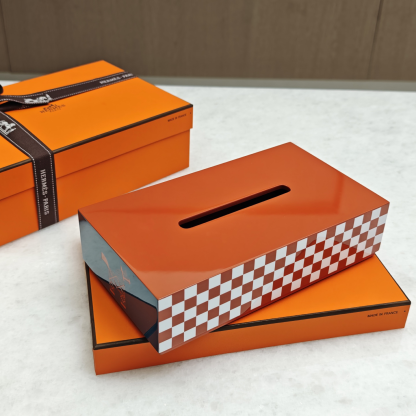 He--rmès hand-lacquered and carved wooden tissue box