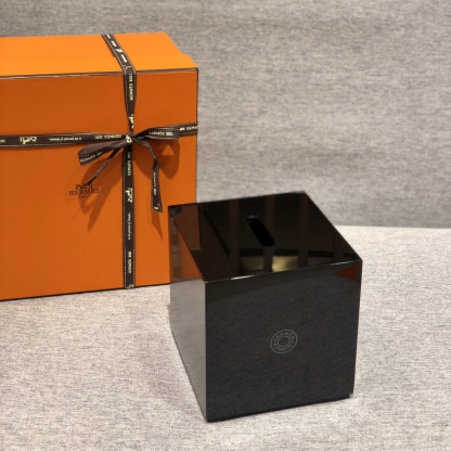 Hethtrmès hand-lacquered and carved wooden square tissue box