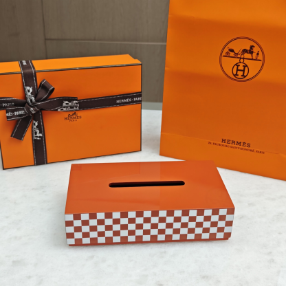He--rmès hand-lacquered and carved wooden tissue box