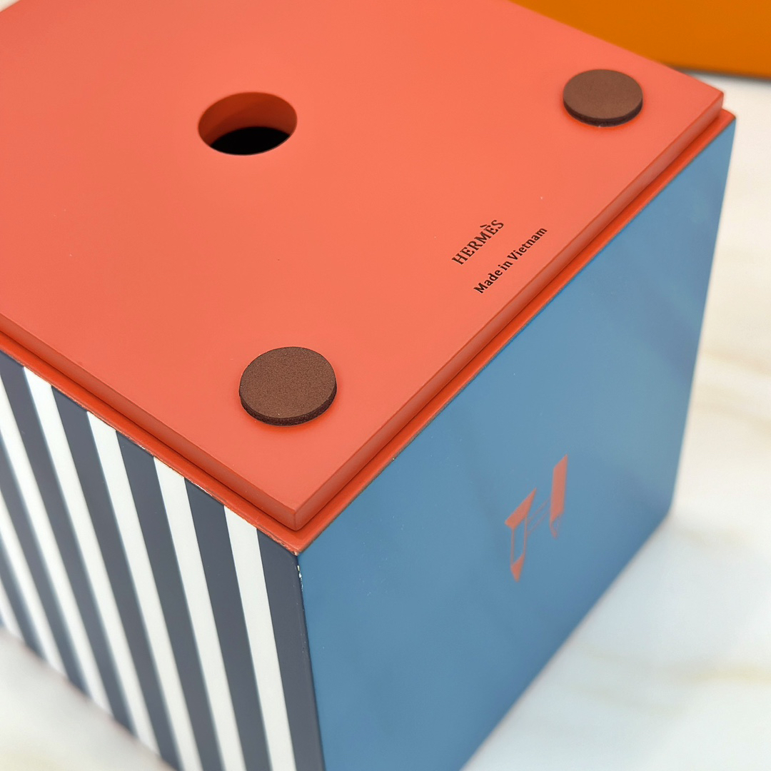 Hethtrmès hand-lacquered and carved wooden square tissue box