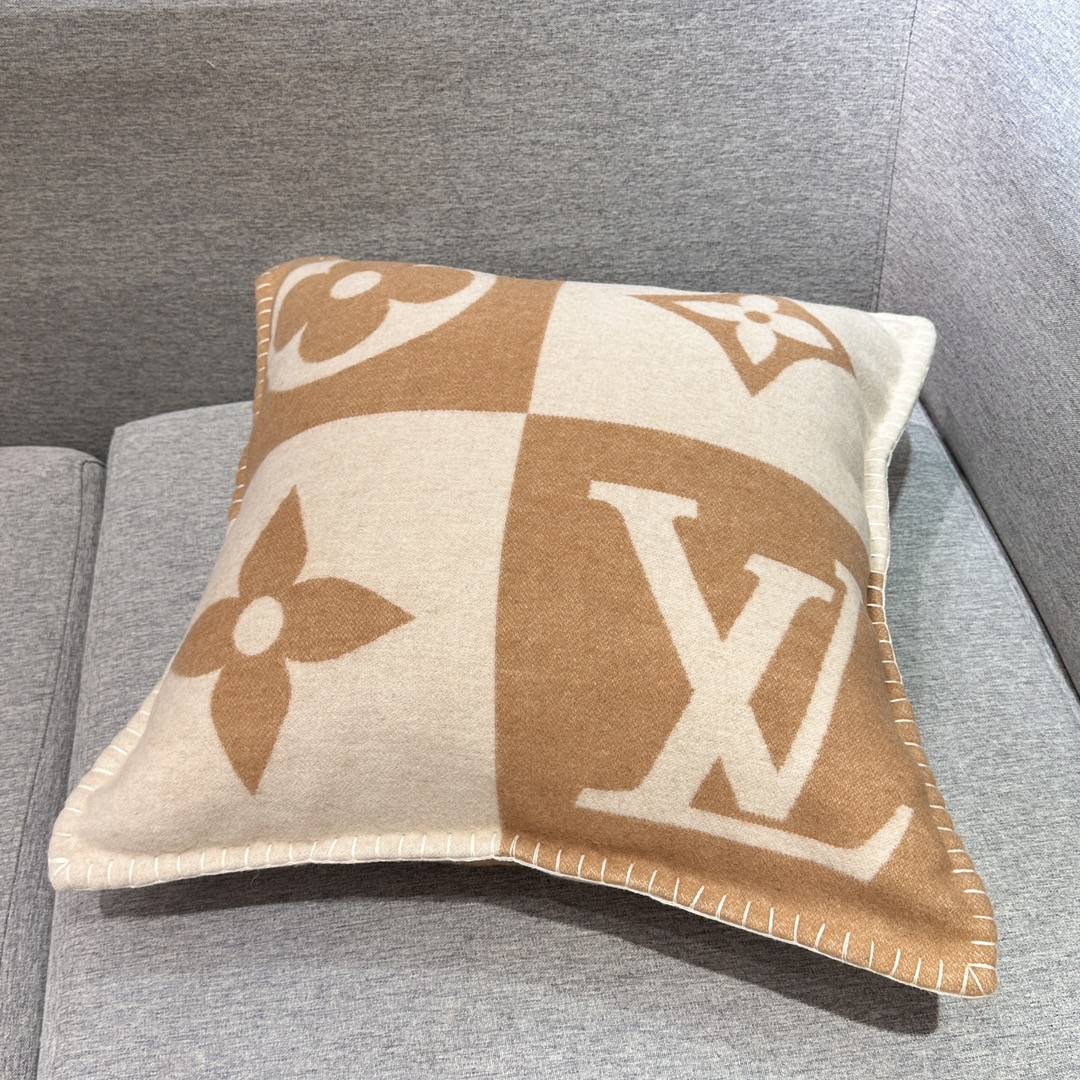 Lothtuis Vuthtitton Checkmate Cushion