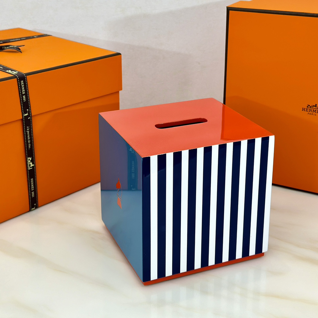 Hethtrmès hand-lacquered and carved wooden square tissue box