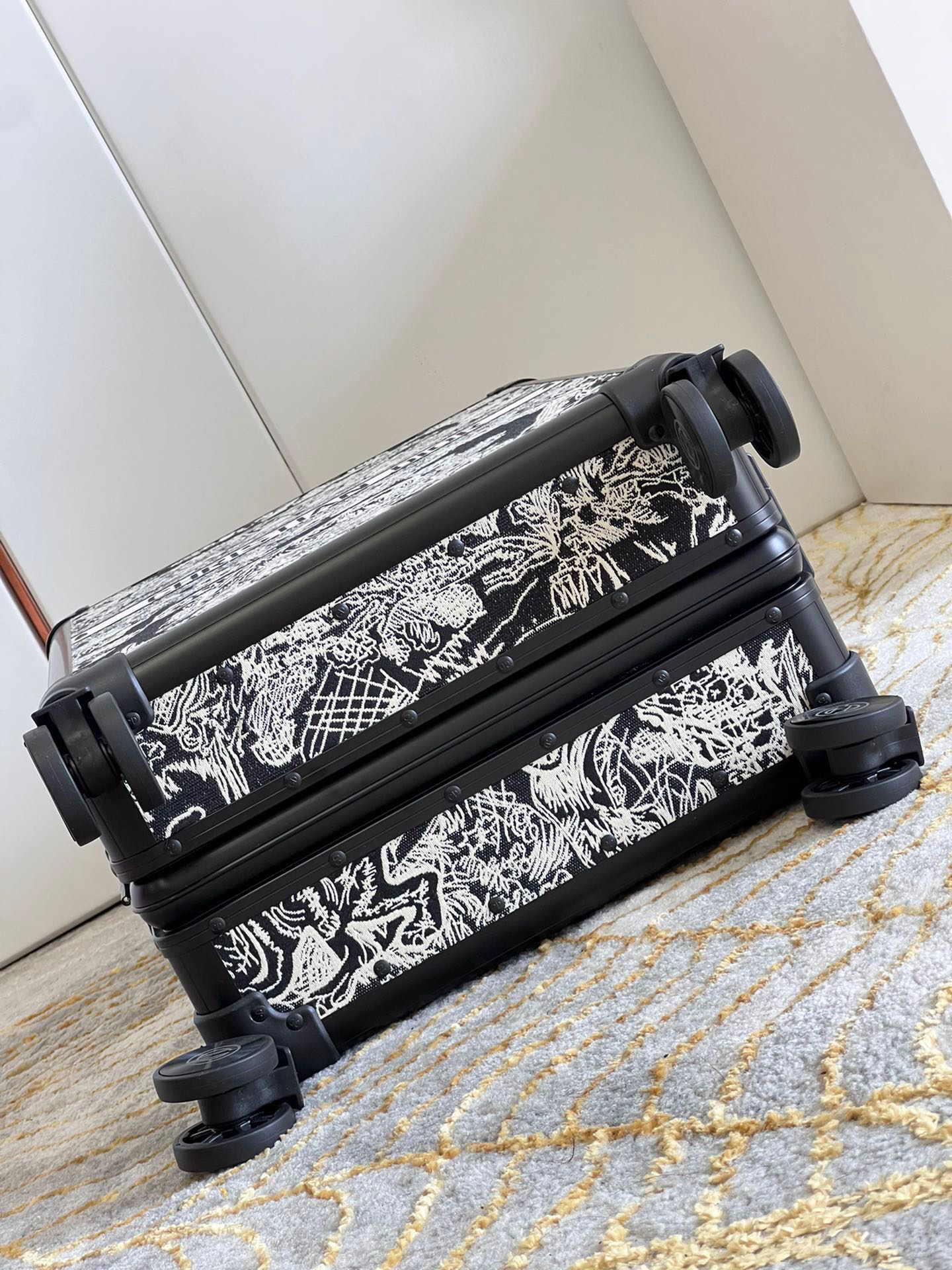 DR premium travel suitcases