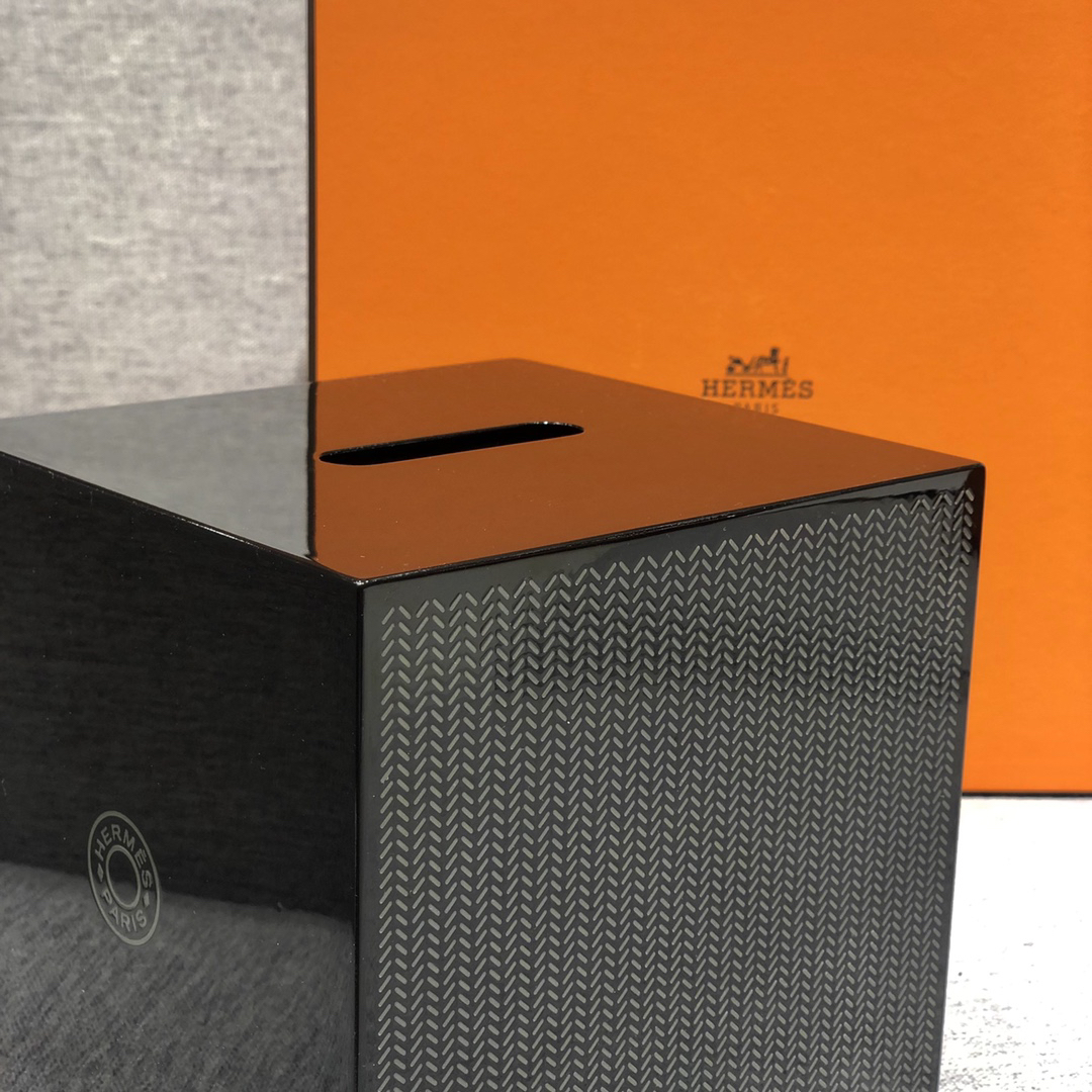 Hethtrmès hand-lacquered and carved wooden square tissue box
