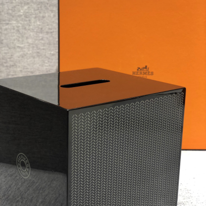 Hethtrmès hand-lacquered and carved wooden square tissue box