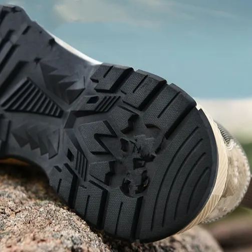 Lo sconto di oggi è del 50%. Le sneakers da uomo sono progettate ergonomicamente per proteggere meglio i piedi e alleviare la pressione.