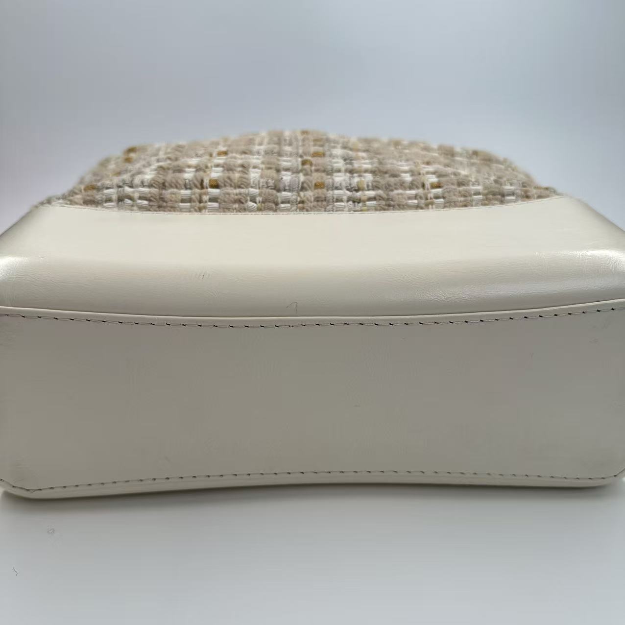 【#525】Pre-owned CHANEL Gabrielle Hobo Large Size in White and Beige Tweed Leather Calfskin Crossbody Bags BJ1101904085