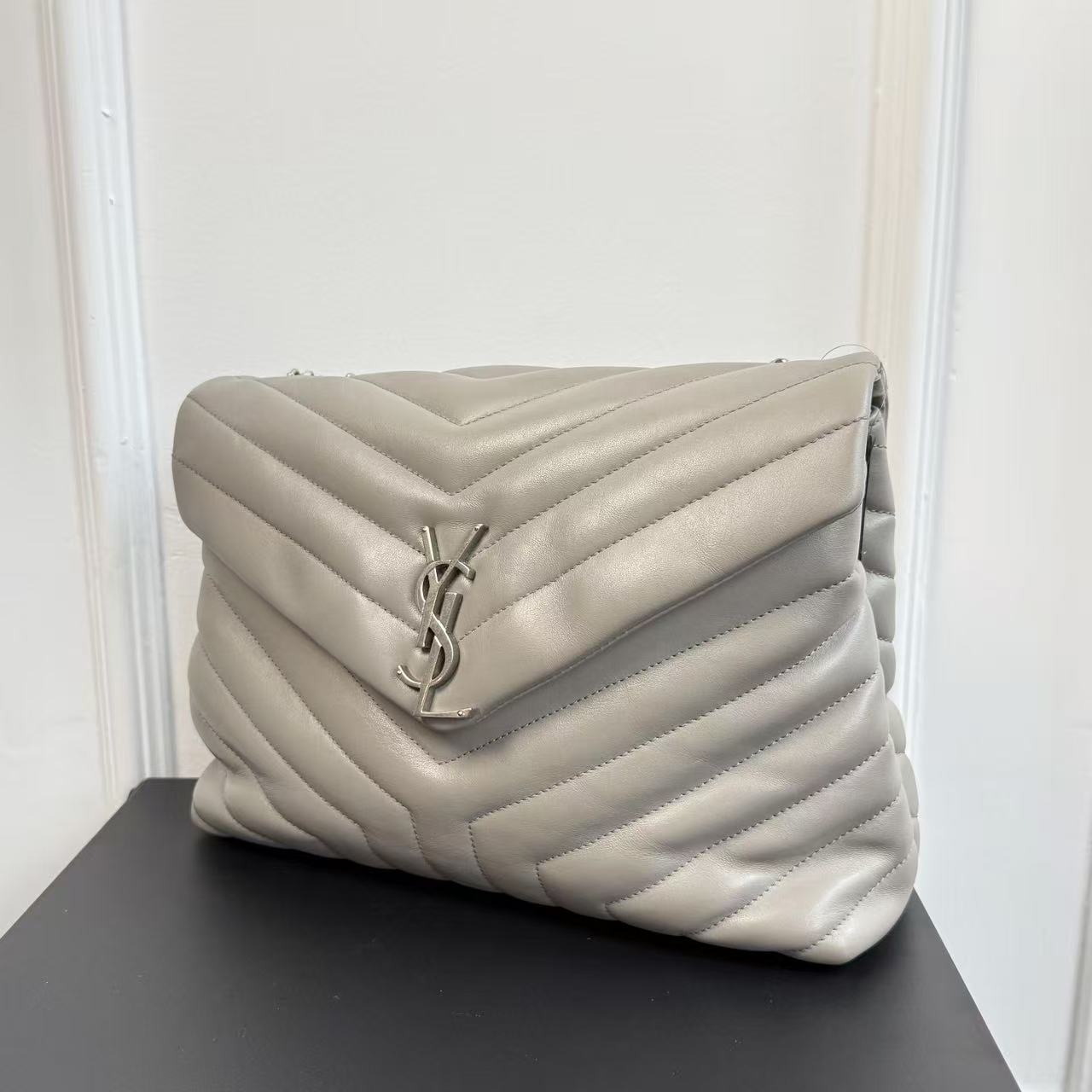 【#523】Pre-owned Yves Saint Laurent LouLou Grey Medium Size Calfskin Shoulder Bag BJ1109904090 