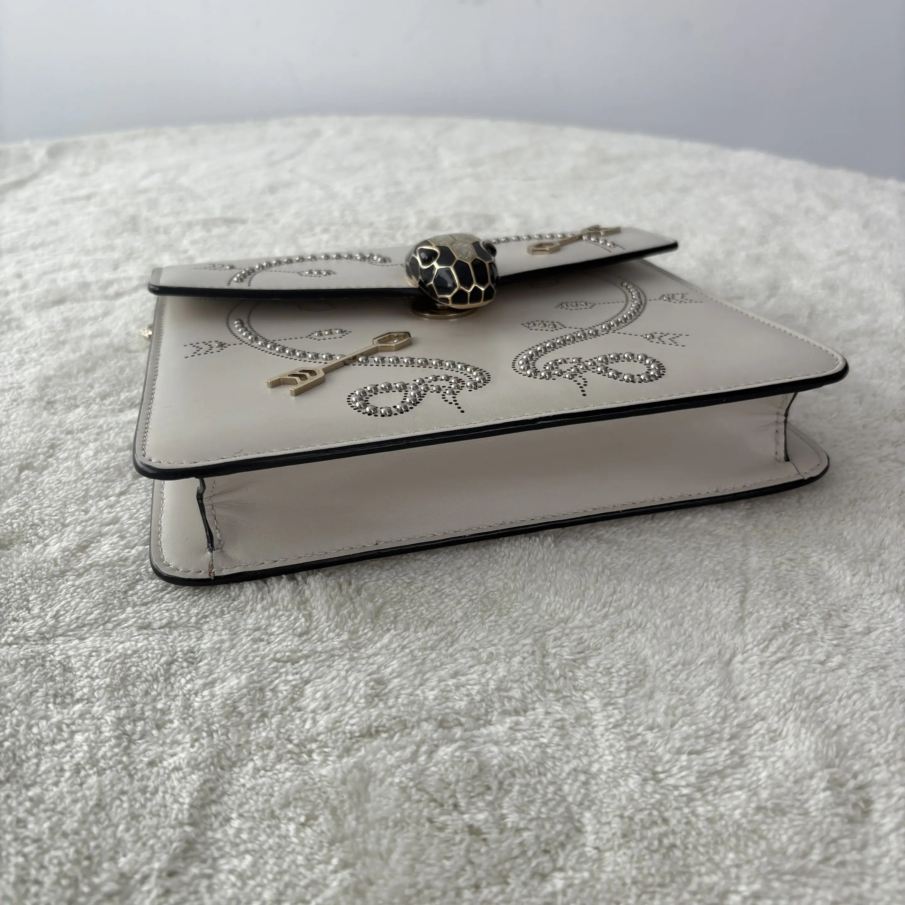 【#456】Pre-owned Bvlgari Serpenti Forever lvory Embroidery Arrow Flap Bag Calfskin Shoulder Bags BJ1101704035