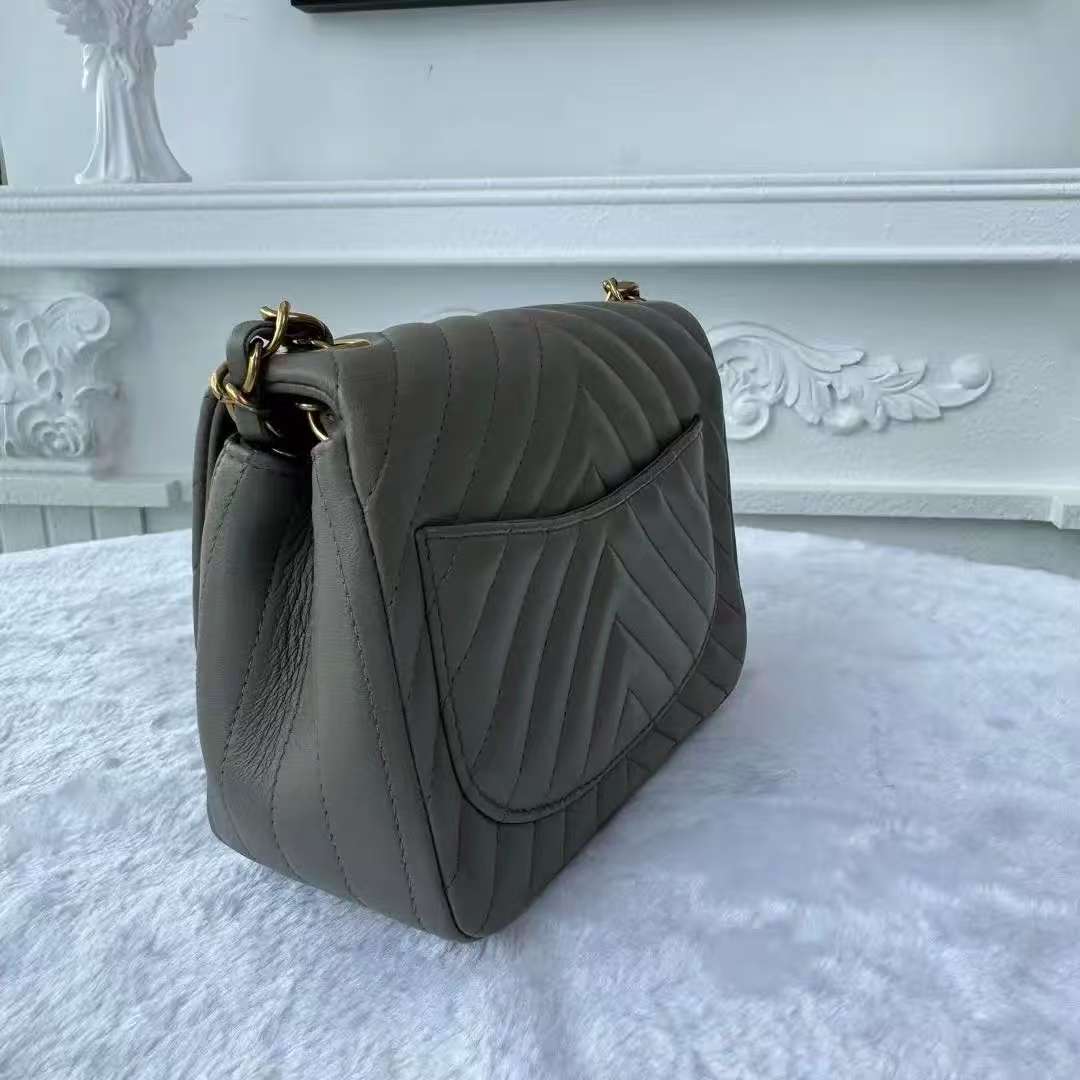【#754】Pre-owend Chanel Classic Flap Gray Calfskin 18 Shoulder Bag BJ11015&16050148