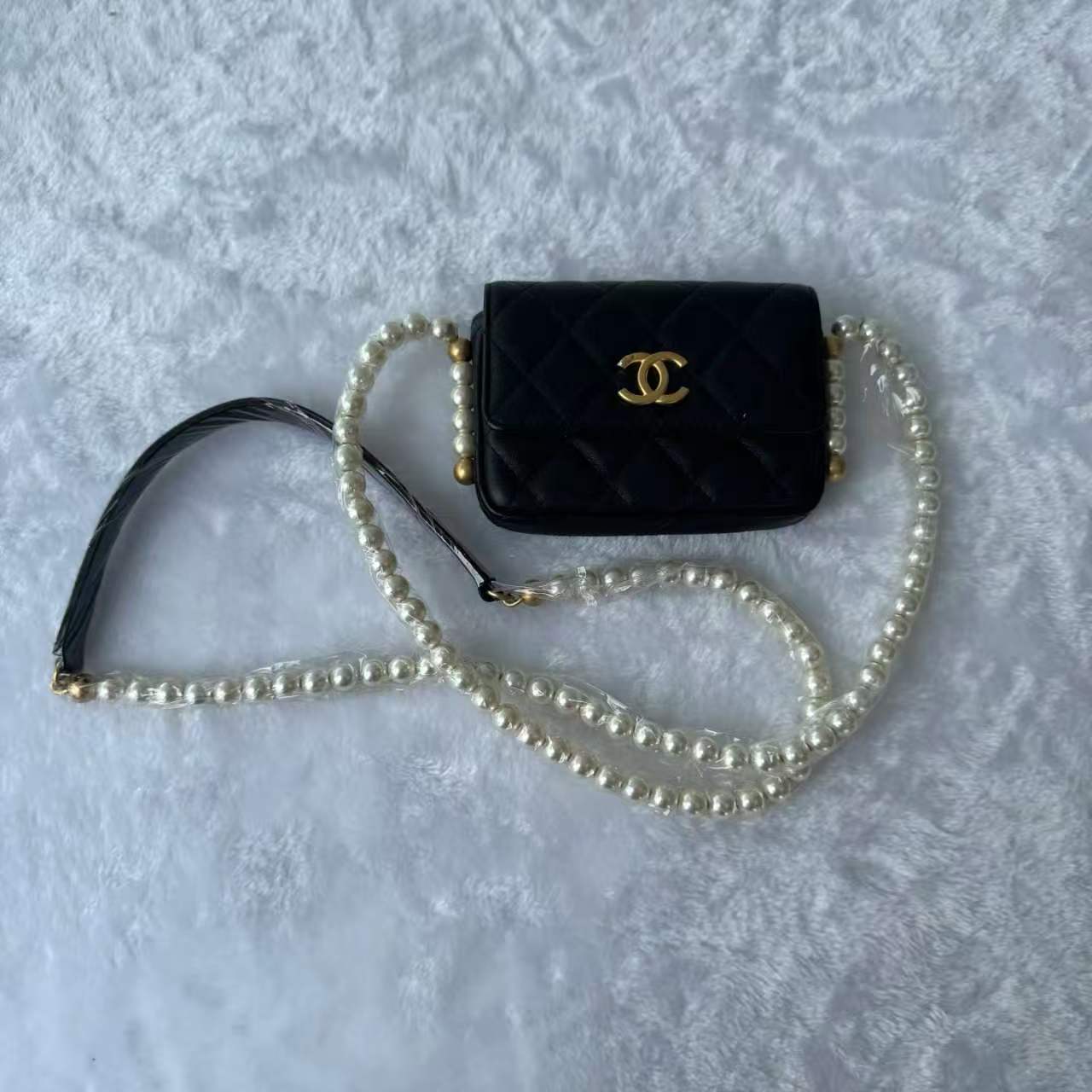 【#668】Pre-owned Chanel WOC Lambskin Mini Golden Hardware Crossbody Bag BJ1102104075