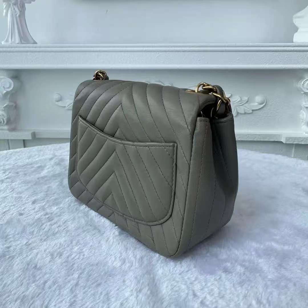 【#754】Pre-owend Chanel Classic Flap Gray Calfskin 18 Shoulder Bag BJ11015&16050148