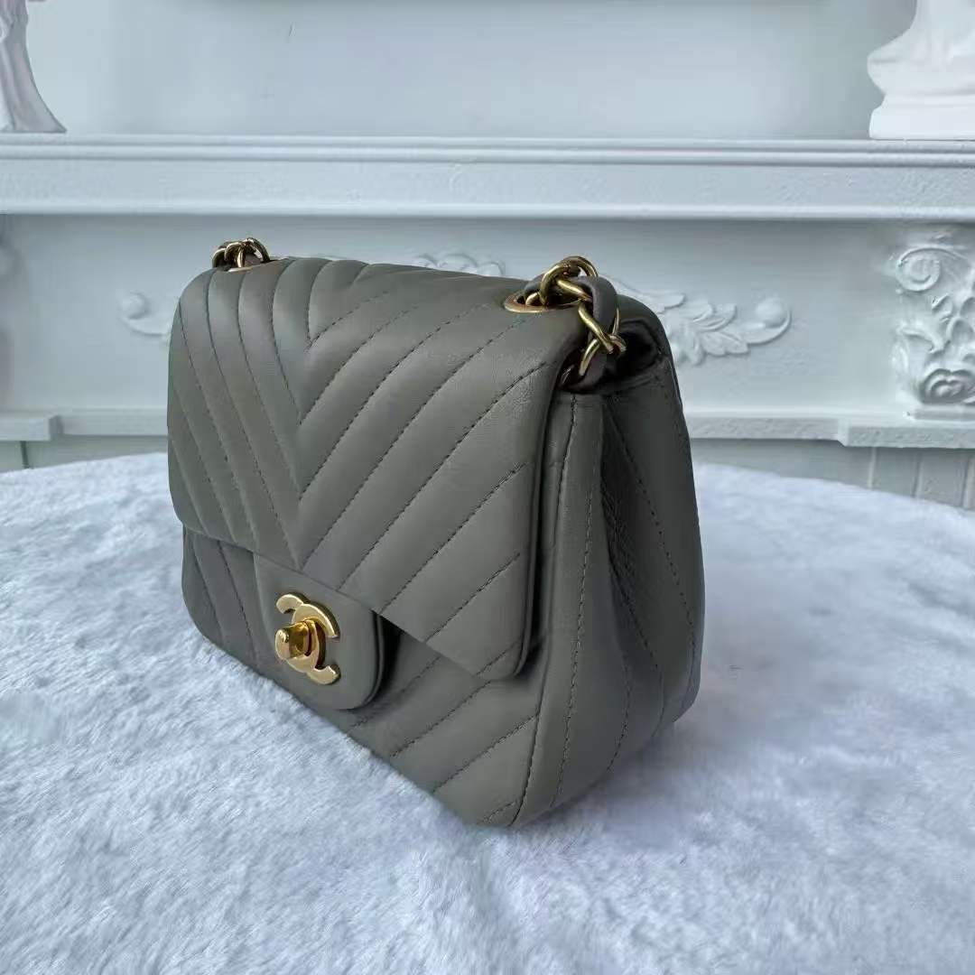 【#754】Pre-owend Chanel Classic Flap Gray Calfskin 18 Shoulder Bag BJ11015&16050148