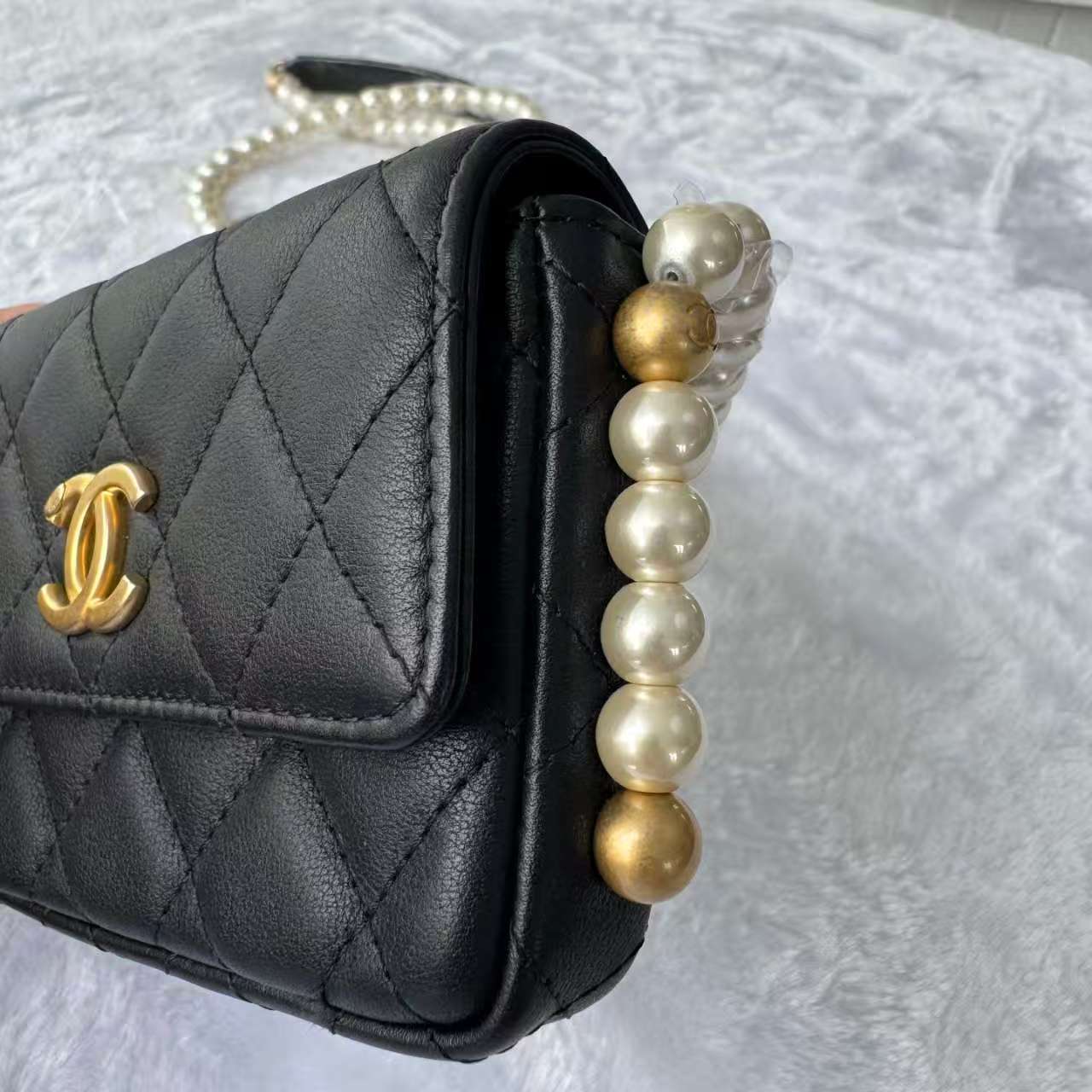 【#668】Pre-owned Chanel WOC Lambskin Mini Golden Hardware Crossbody Bag BJ1102104075