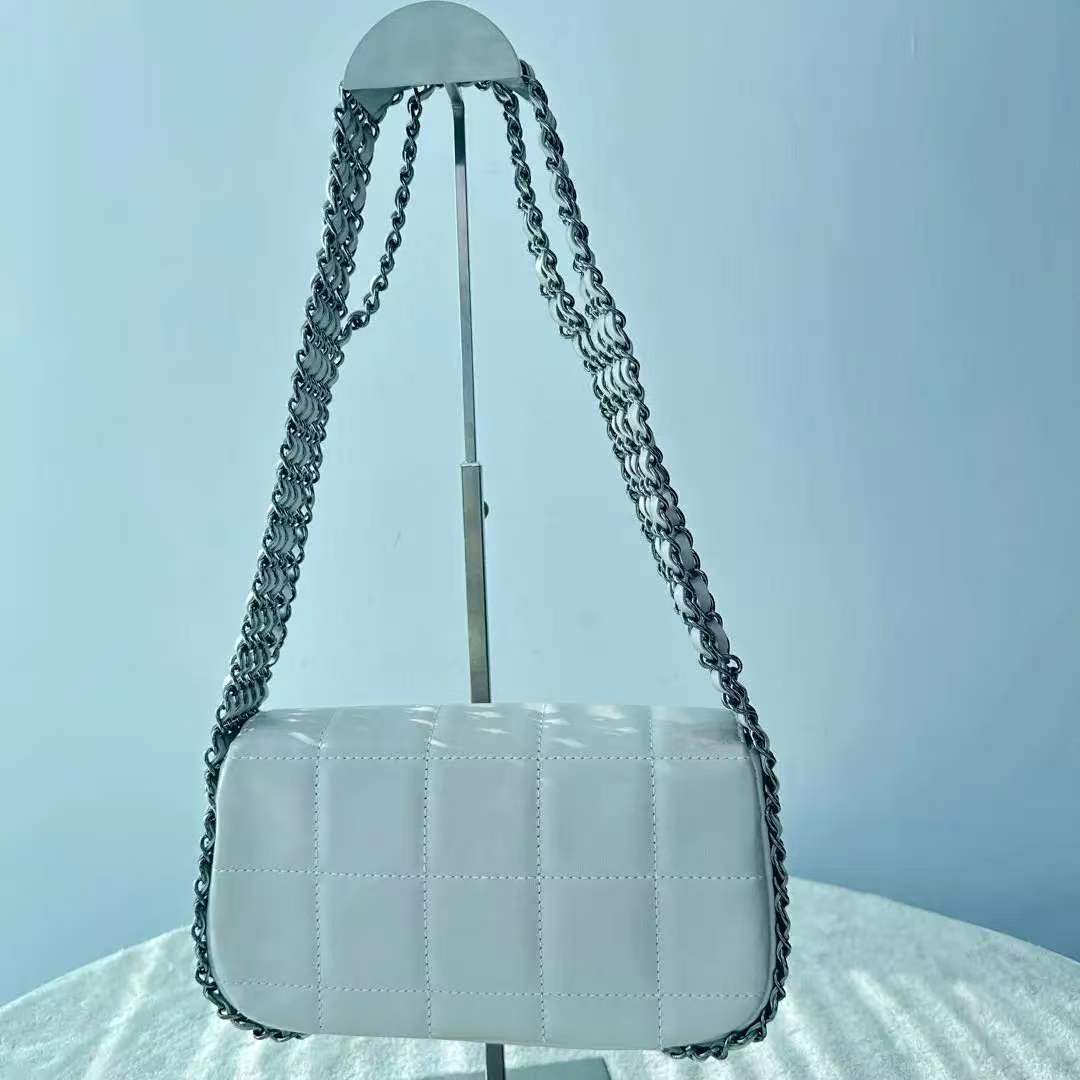 【#539】Pre-owned CHANEL Classic Flap White Lambskin Lambskin Shoulder Bag BJ110039904050115 