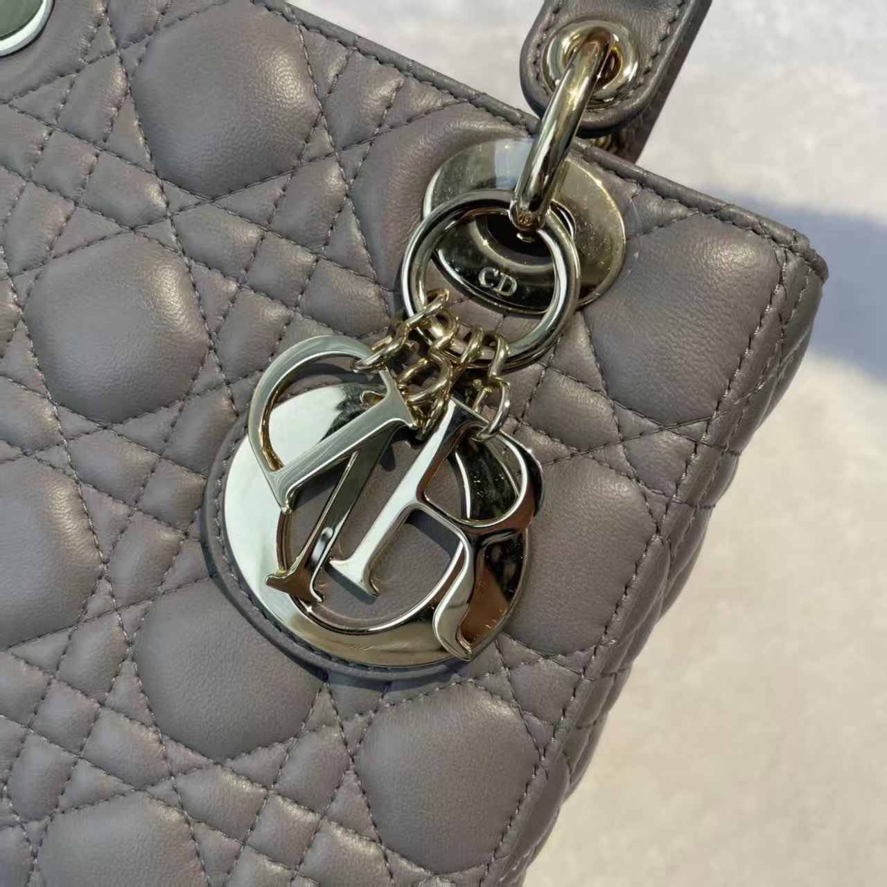 【#818】Pre-owned Dior Lady Dior Medium Size Gray BJ1109905015【Deposits 300$】【Installments #1 300$/2599$】