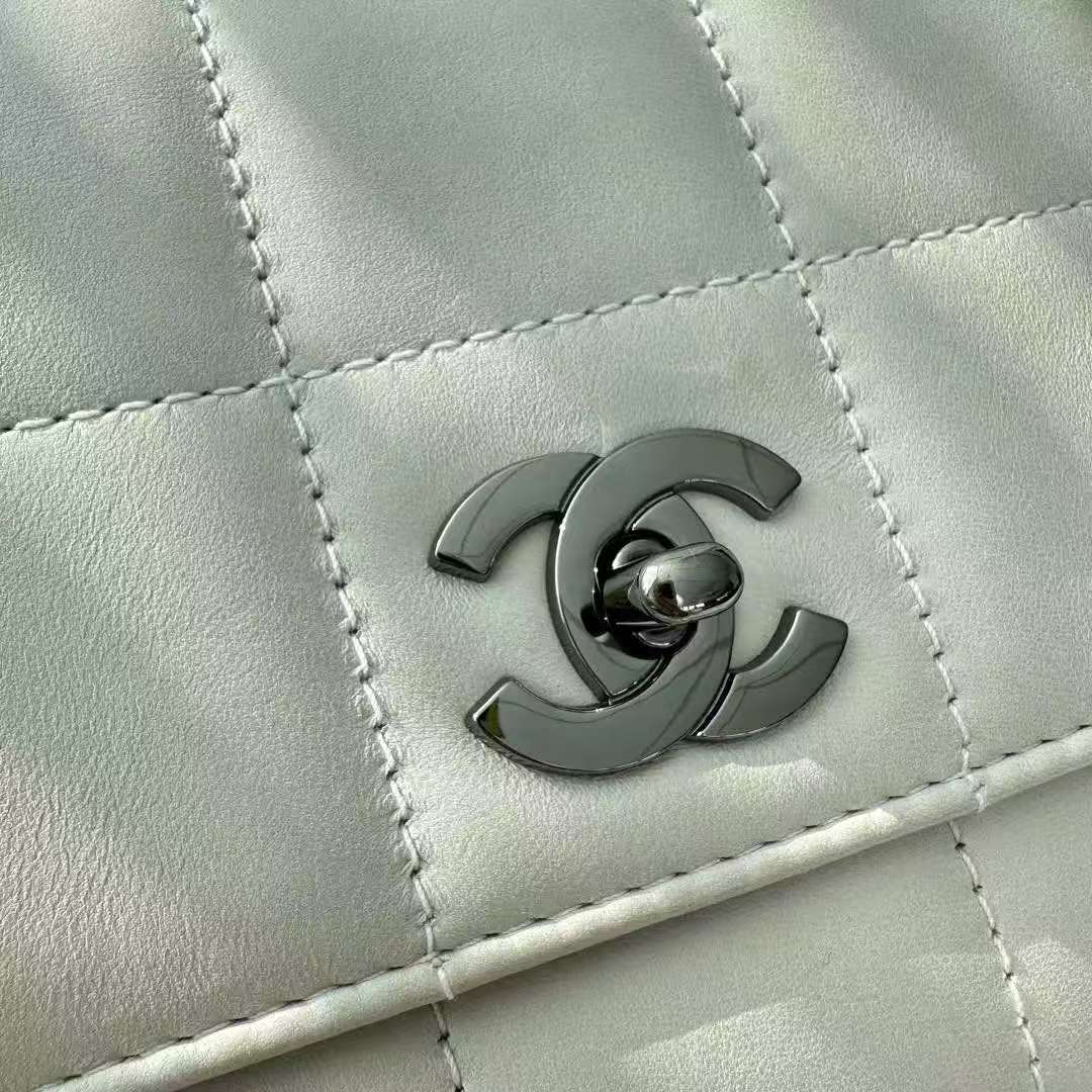 【#539】Pre-owned CHANEL Classic Flap White Lambskin Lambskin Shoulder Bag BJ110039904050115 