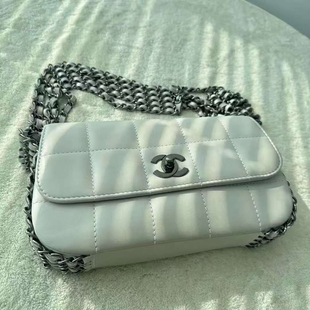 【#539】Pre-owned CHANEL Classic Flap White Lambskin Lambskin Shoulder Bag BJ110039904050115 