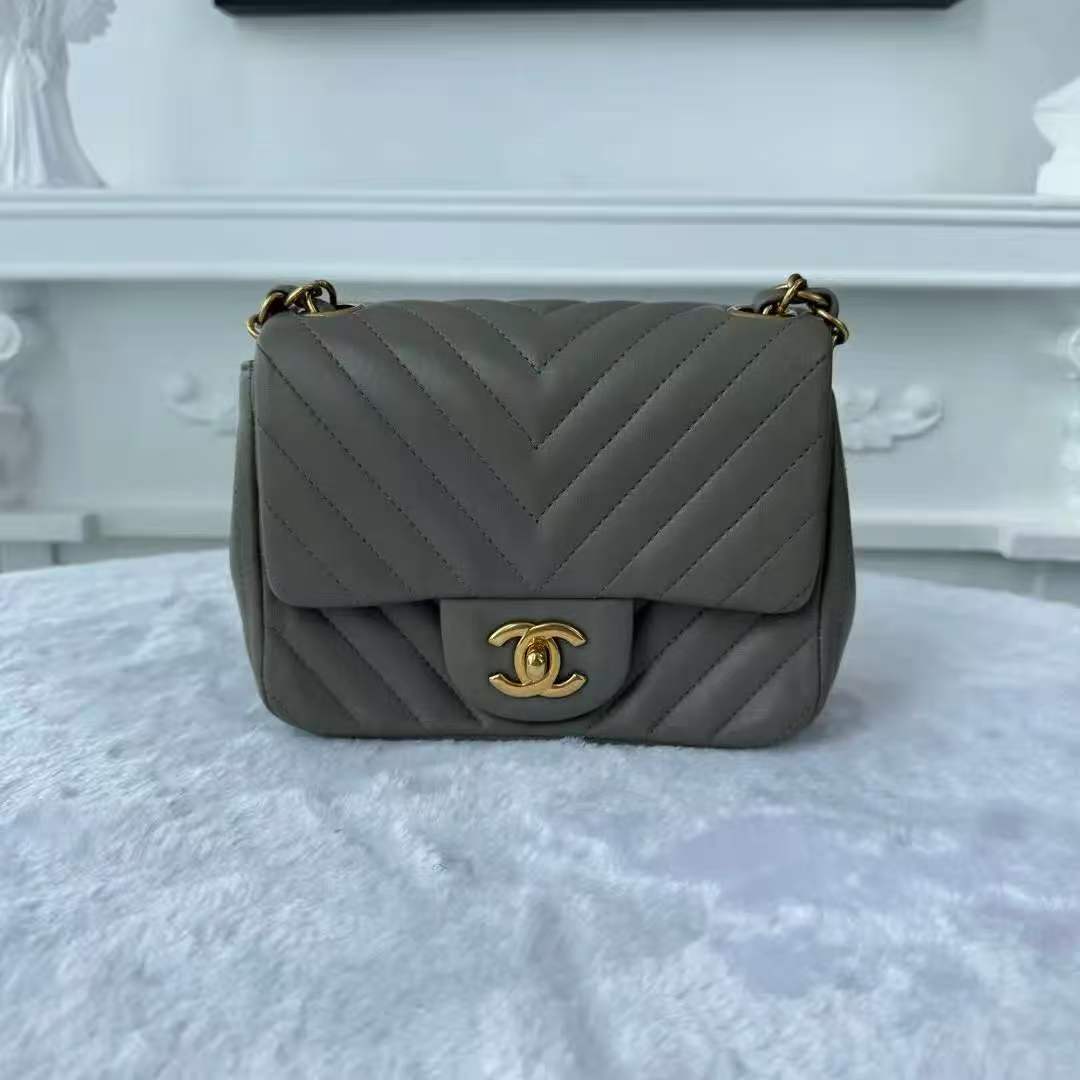 【#754】Pre-owend Chanel Classic Flap Gray Calfskin 18 Shoulder Bag BJ11015&16050148