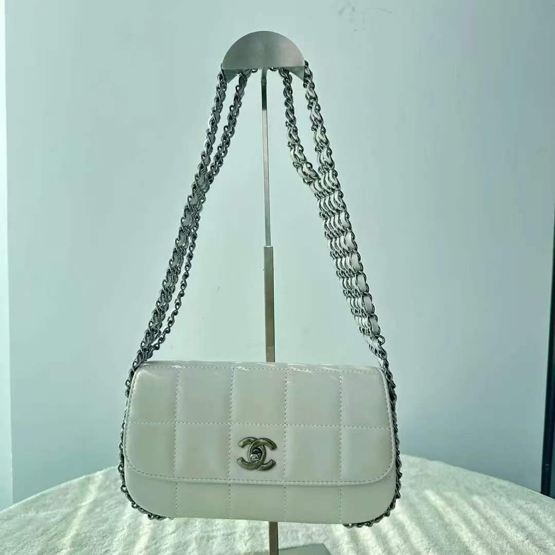 【#539】Pre-owned CHANEL Classic Flap White Lambskin Lambskin Shoulder Bag BJ110039904050115 