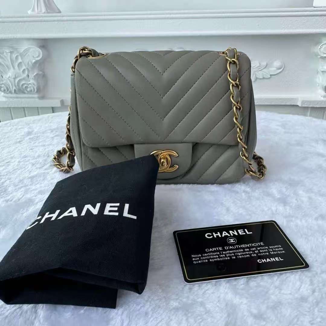 【#754】Pre-owend Chanel Classic Flap Gray Calfskin 18 Shoulder Bag BJ11015&16050148
