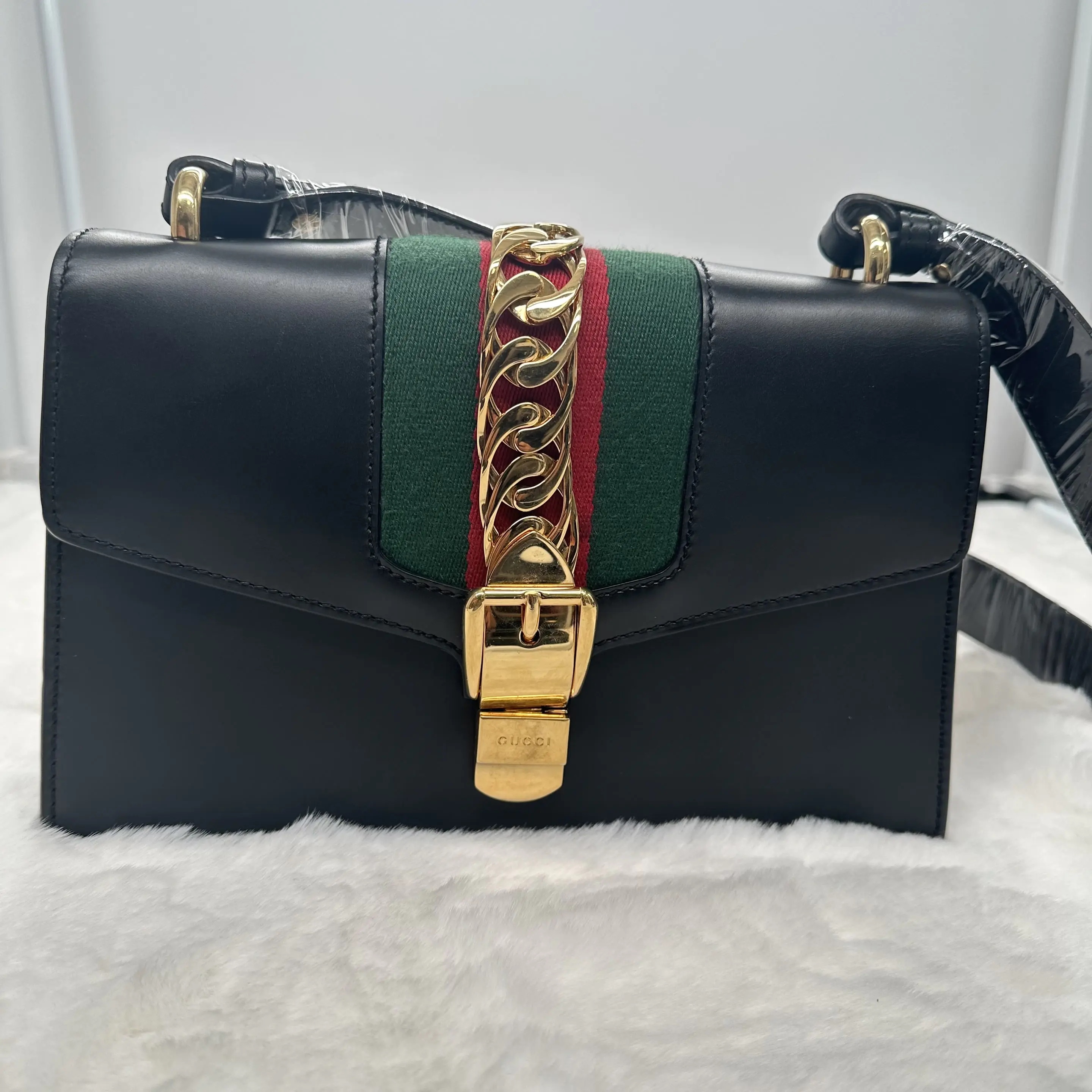 [#681]Pre owned Gucci Sylvie Calfskin Small BJ110&04028
