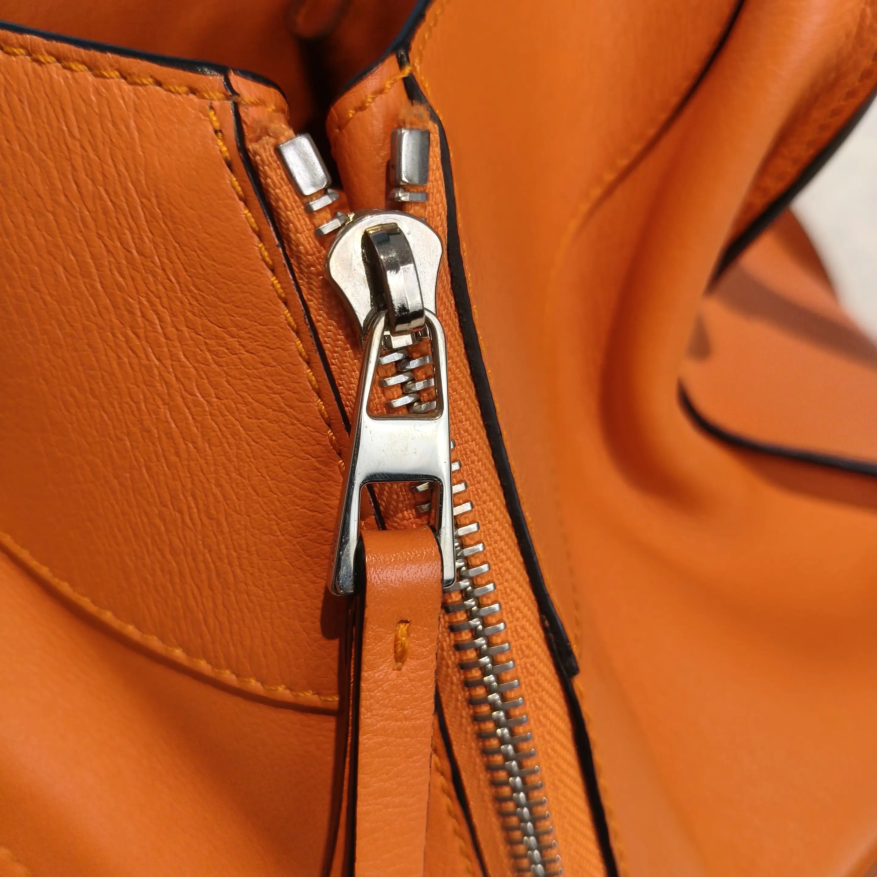 [#705]Pre owned Loewe Anton Calfskin Orange Crossbody bag BJ110&0404